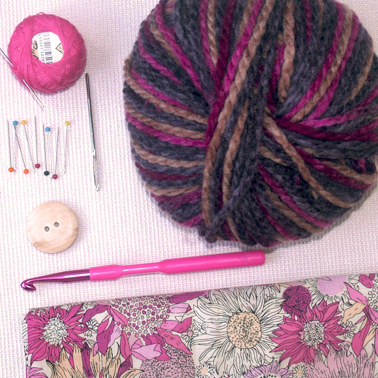 Lana Caricia Siberia, aguja ganchillo, aguja lanera, botón de madera y tela algodón patchwork