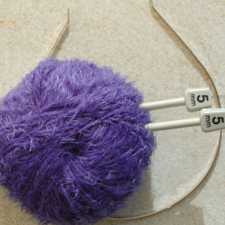 Materiales para diadema de pelo: diadema, agujas tricotar, ovillos de lana de pelo Caricia Visón