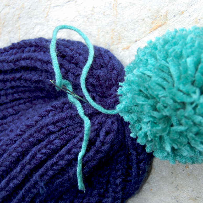 Cómo coser los dos lados del gorro y apuntar el pom pom