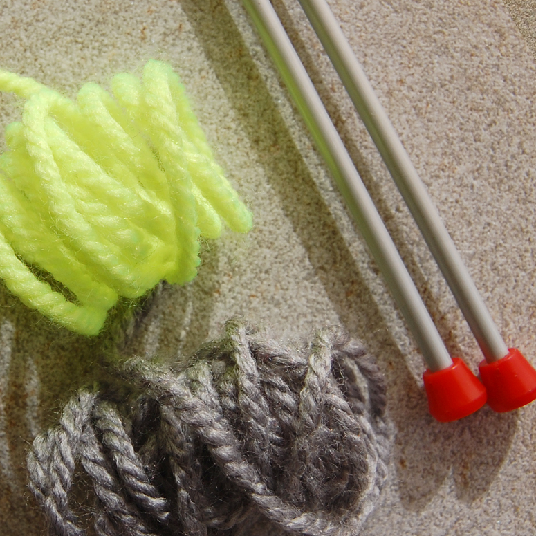 Materiales: lana, aguja tricotar y aguja lanera