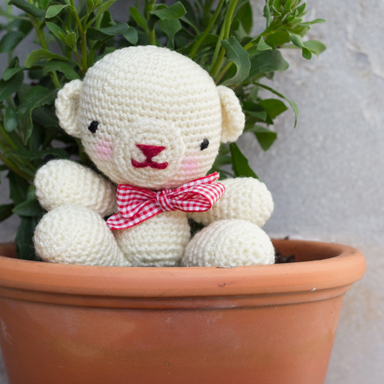 Osito amigurumi tricotado con lana Caricia Bebe para regalo